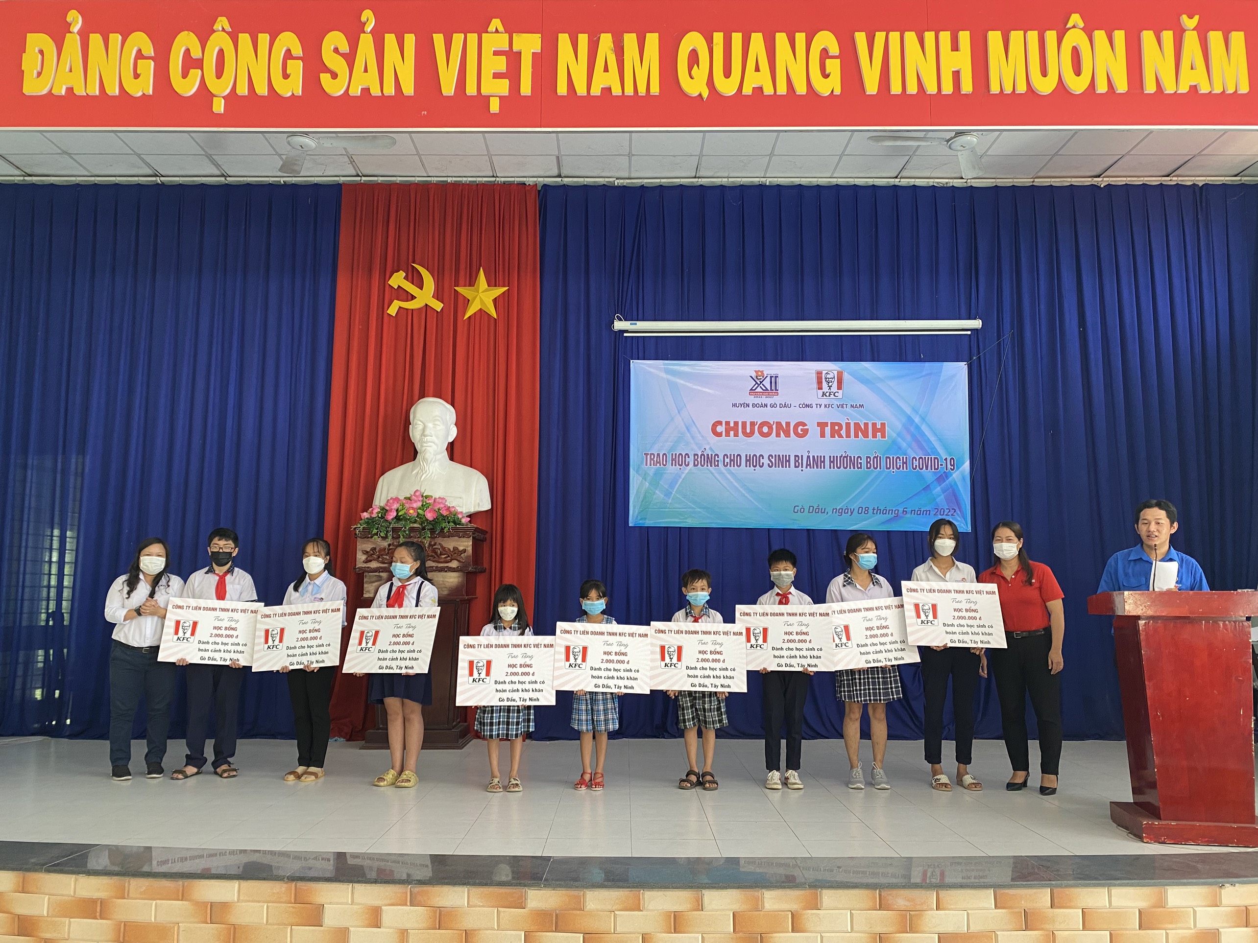 KFC trao tặng học bổng cho dành cho học sinh gặp khó khăn do COVID-19 - Gò Dầu, Tây Ninh